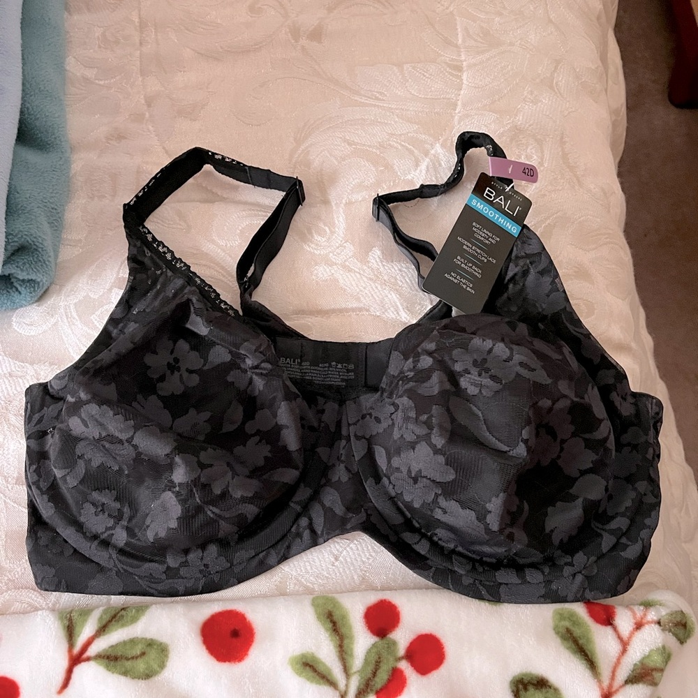 NWT Black Bali underwire lace bra size 42D